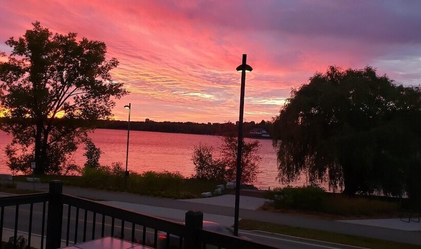 Kokomo Inn   Tropical Riverfront B&b