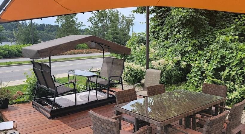 Kokomo Inn   Tropical Riverfront B&b