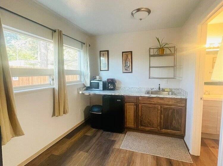 모텔 Riverfront Lodging