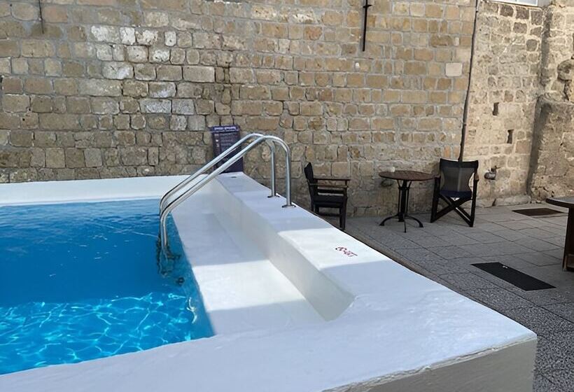 پانسیون Utopia Luxury Suites