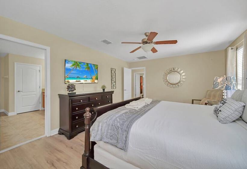 Perfect For Families! Comfortable Villa With Private Pool Area, Close To Parks And Shopping!