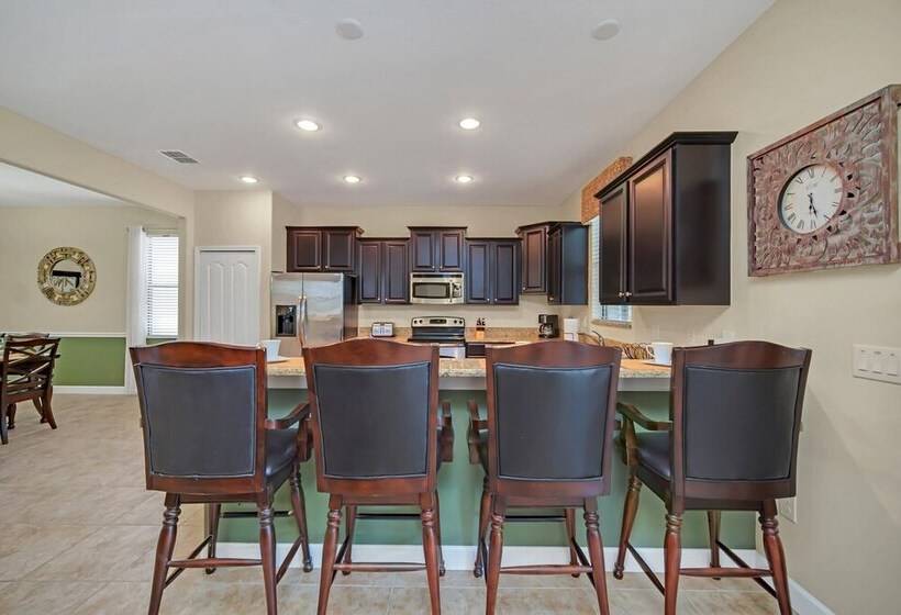 Perfect For Families! Comfortable Villa With Private Pool Area, Close To Parks And Shopping!