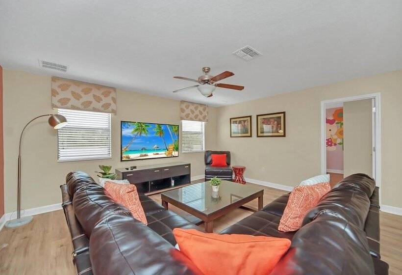 Perfect For Families! Comfortable Villa With Private Pool Area, Close To Parks And Shopping!