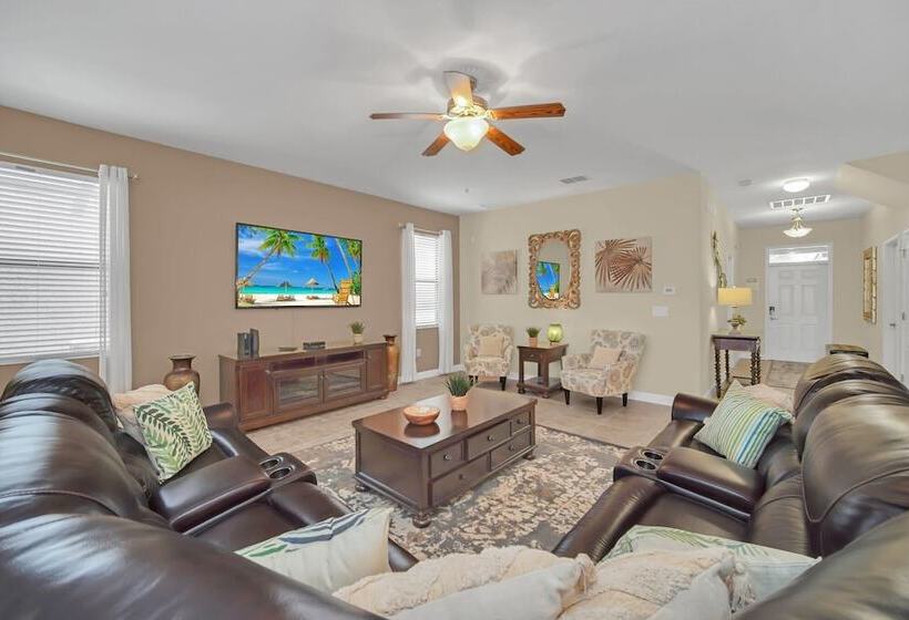 Perfect For Families! Comfortable Villa With Private Pool Area, Close To Parks And Shopping!