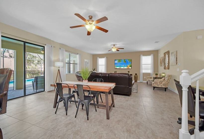 Perfect For Families! Comfortable Villa With Private Pool Area, Close To Parks And Shopping!