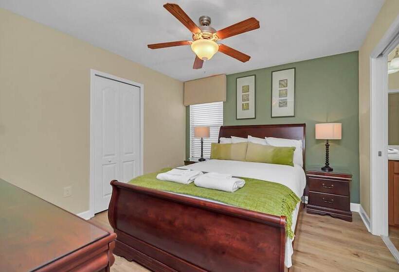 Perfect For Families! Comfortable Villa With Private Pool Area, Close To Parks And Shopping!