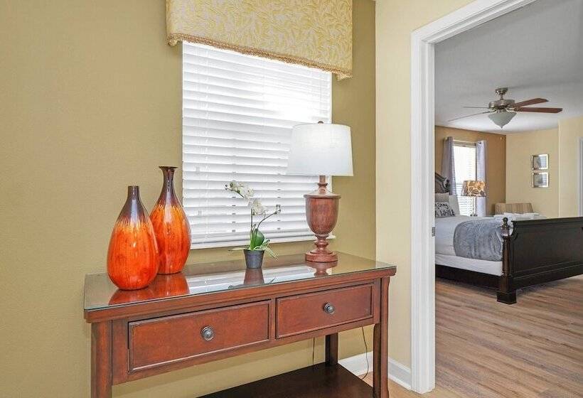 Perfect For Families! Comfortable Villa With Private Pool Area, Close To Parks And Shopping!