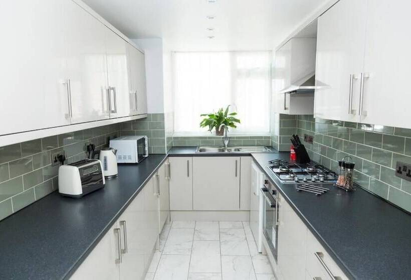 Резиденция Bluewater House Immaculate 4 Bed In Greenhithe