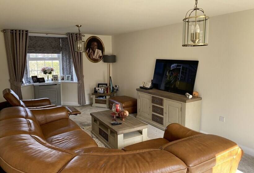 Резиденция Charming 4 Bed House In Grantham