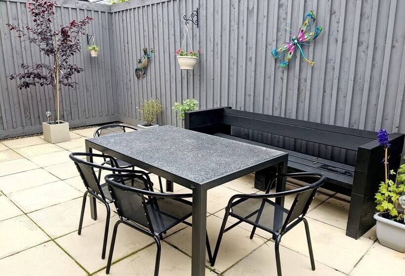 إقامة Forest View Impeccable Two Bedroom House