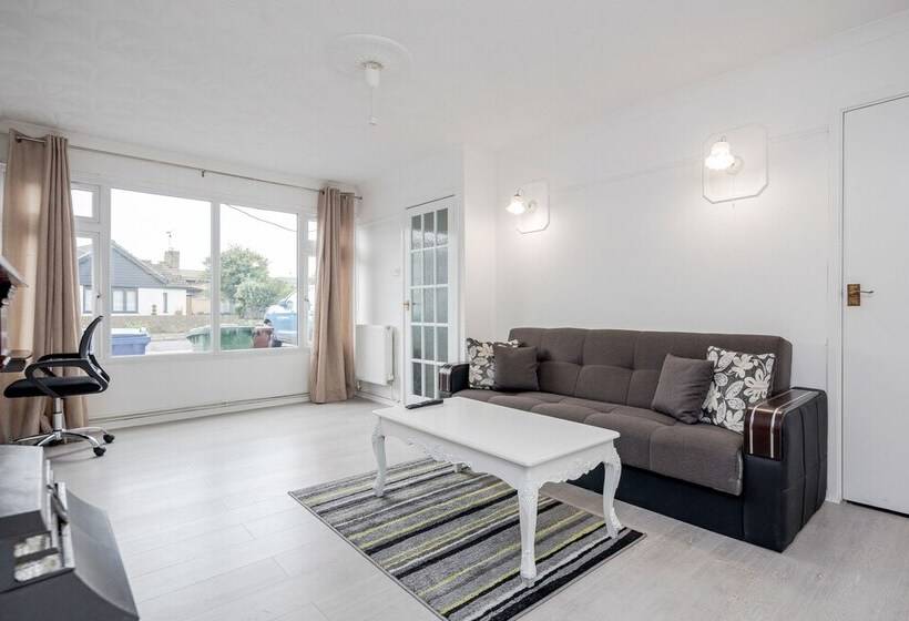 Резиденция Tms Lovely 3 Bed House Tilbury Free Parking