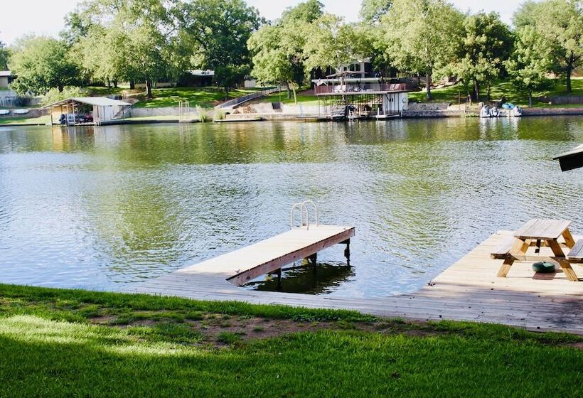 Pet Friendly Retreat On Lake Lbj!