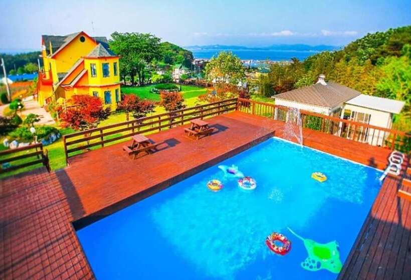 Taean Lemon Treen Pension