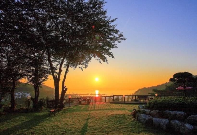 Taean Lemon Treen Pension