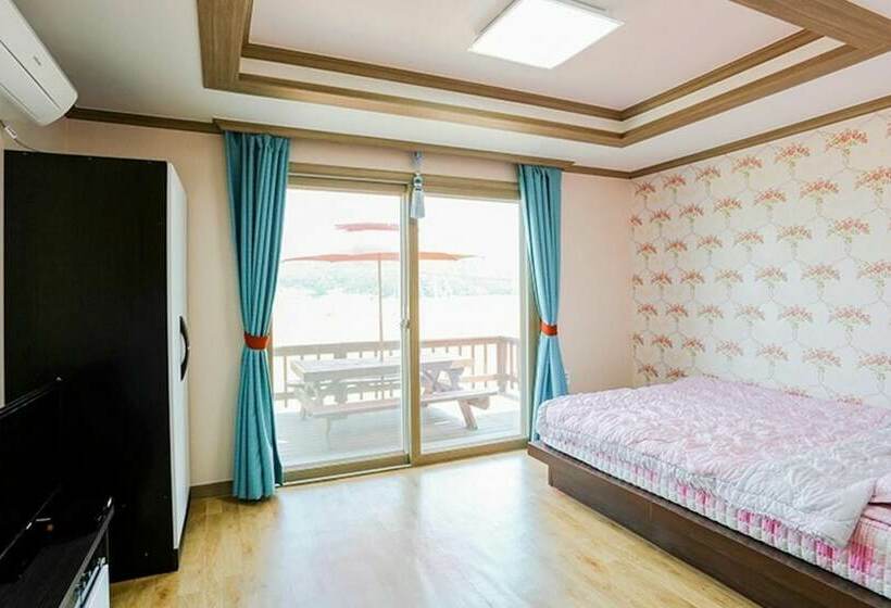 Taean Teuranjageunseong Pension