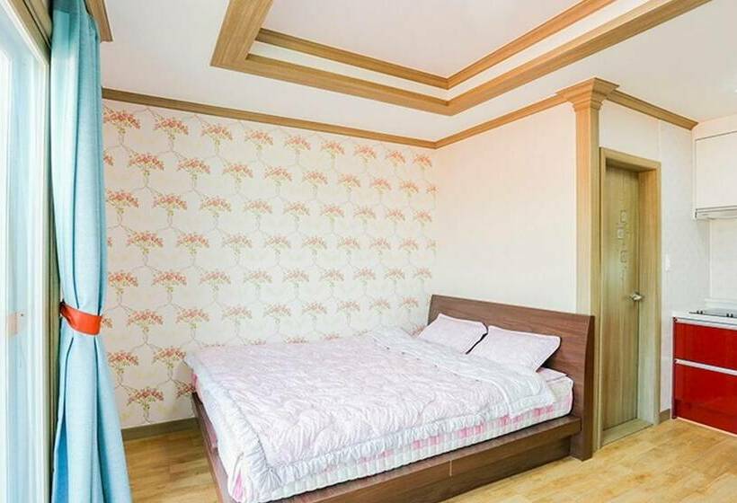 Taean Teuranjageunseong Pension