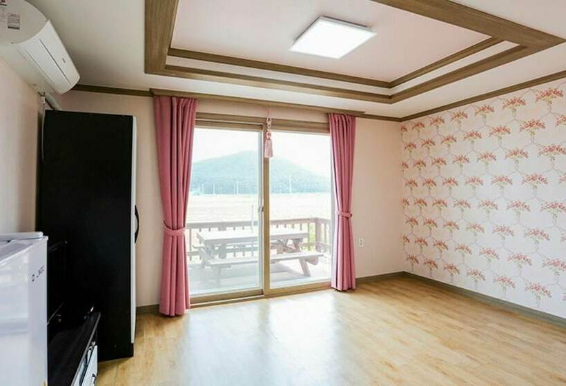 Taean Teuranjageunseong Pension