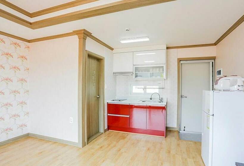 Taean Teuranjageunseong Pension