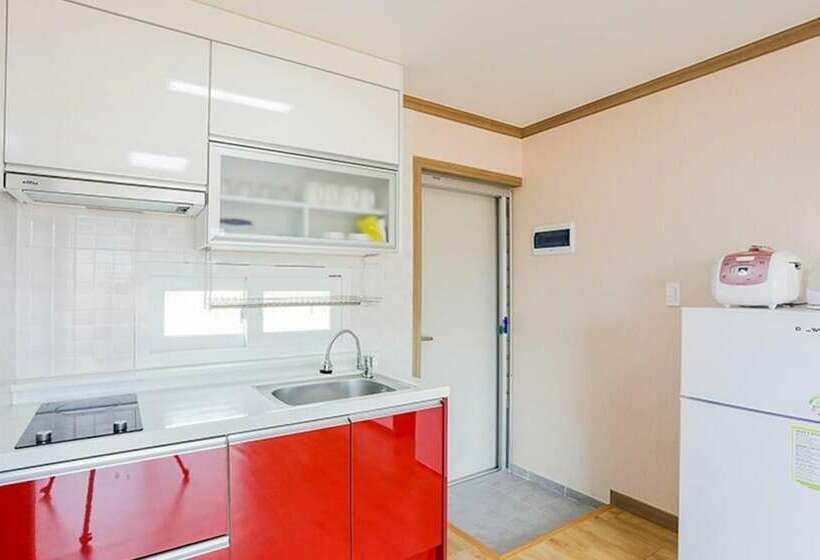 Taean Teuranjageunseong Pension