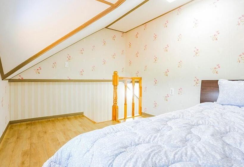 Taean Teuranjageunseong Pension