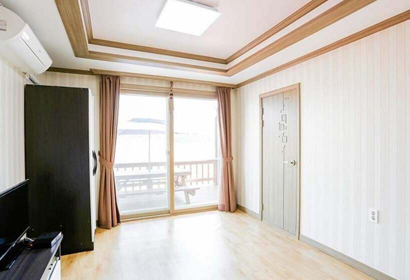 Taean Teuranjageunseong Pension