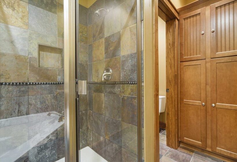 Taneycomo Retreat   Lakefront Condo