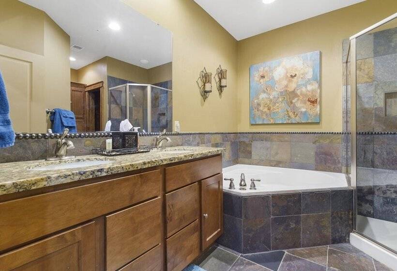 Taneycomo Retreat   Lakefront Condo