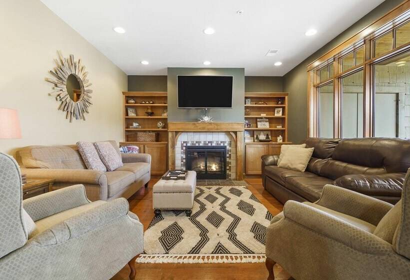 Taneycomo Retreat   Lakefront Condo