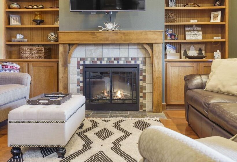 Taneycomo Retreat   Lakefront Condo