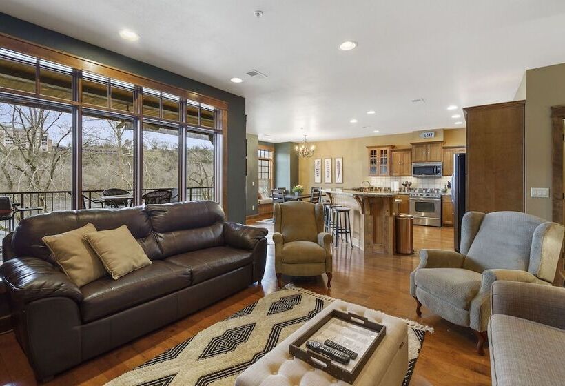 Taneycomo Retreat   Lakefront Condo