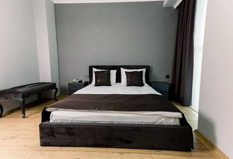 Tri̇o Hotel Airport