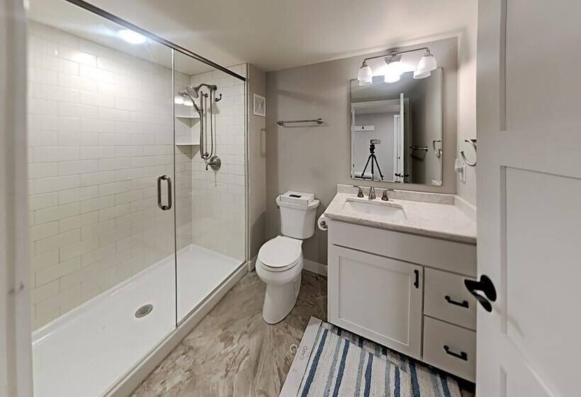 Waters Edge Green Lake