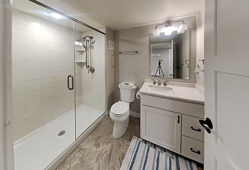 Waters Edge Green Lake