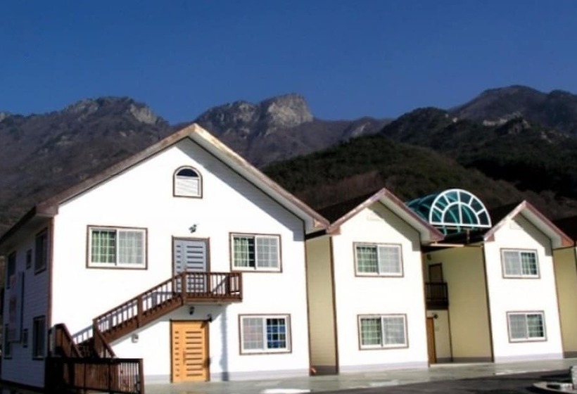 Worak Pensionville Gauguin S House