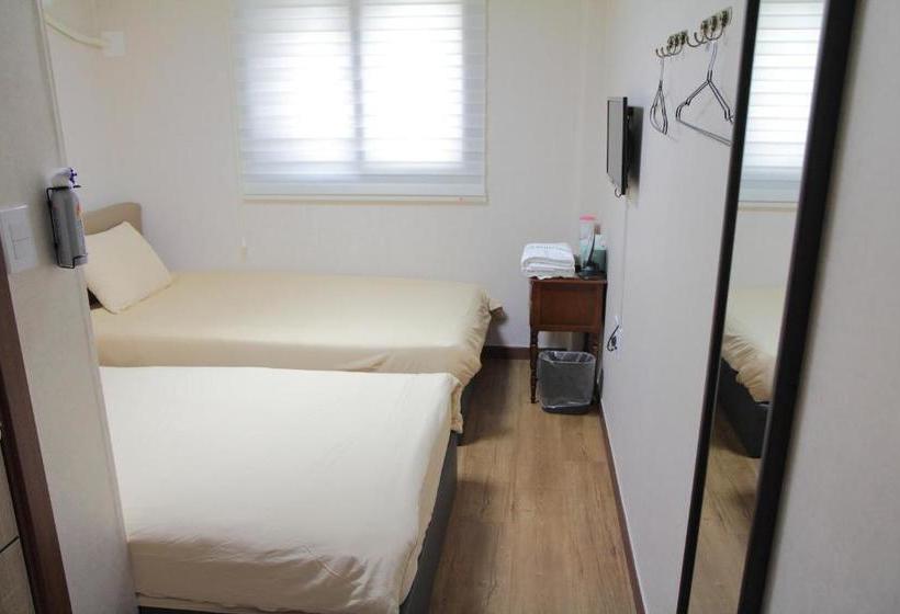 فندق صغير Myeongdong K Stay 2