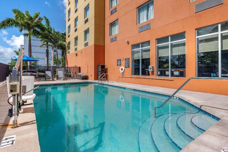 هتل Comfort Suites Fort Lauderdale Airport South & Cruise Port