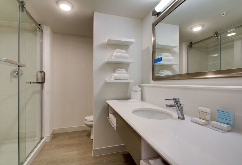 هتل Hampton Inn & Suites Milwaukee West