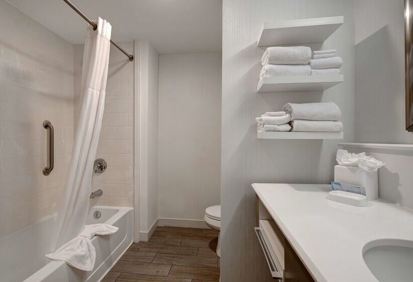 هتل Hampton Inn & Suites Milwaukee West