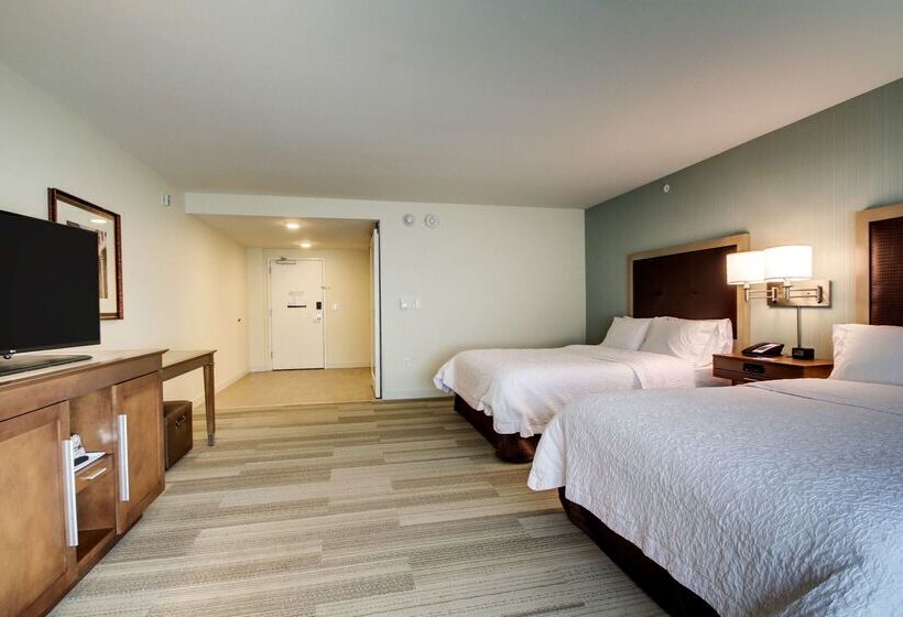 هتل Hampton Inn & Suites Milwaukee West