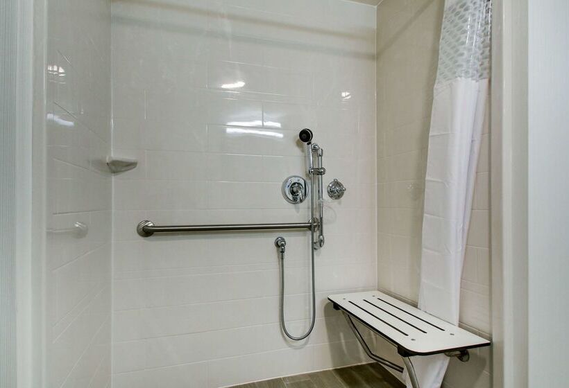 هتل Hampton Inn & Suites Milwaukee West