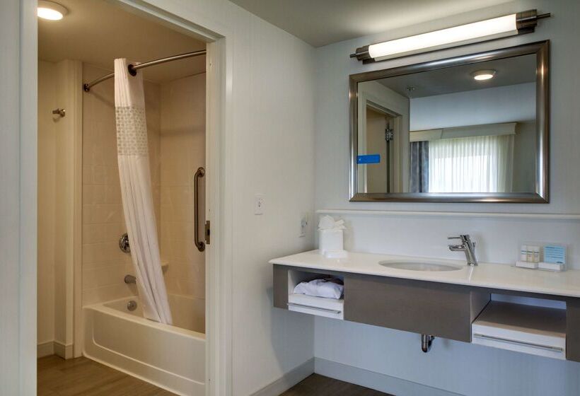 هتل Hampton Inn & Suites Milwaukee West