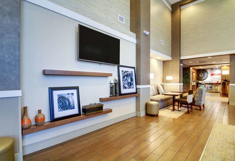 هتل Hampton Inn & Suites Milwaukee West