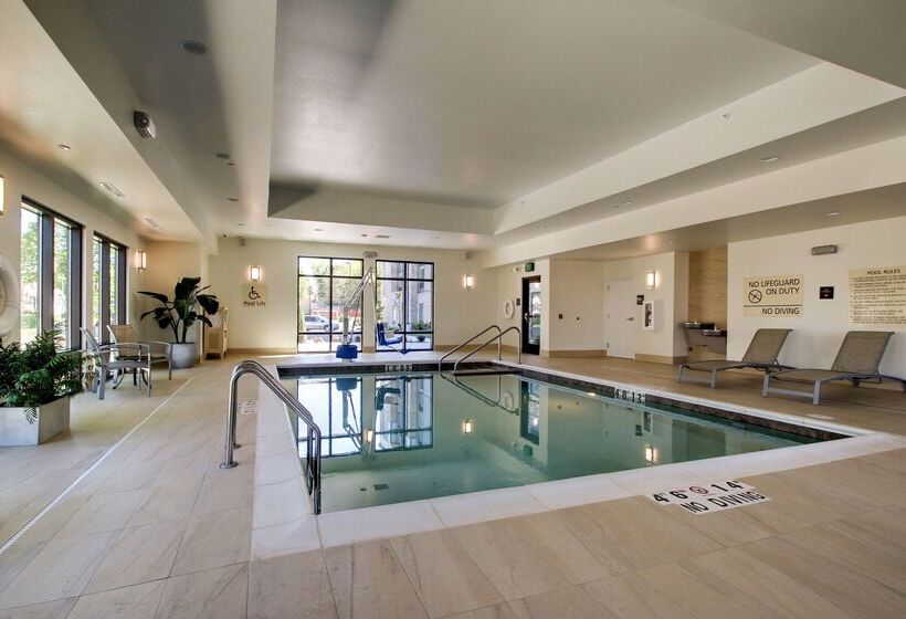 هتل Hampton Inn & Suites Milwaukee West