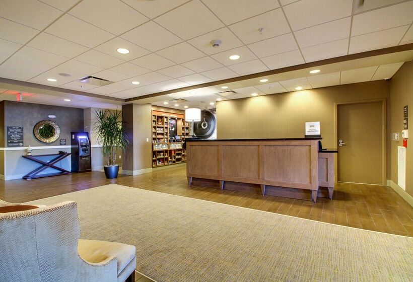 هتل Hampton Inn & Suites Milwaukee West