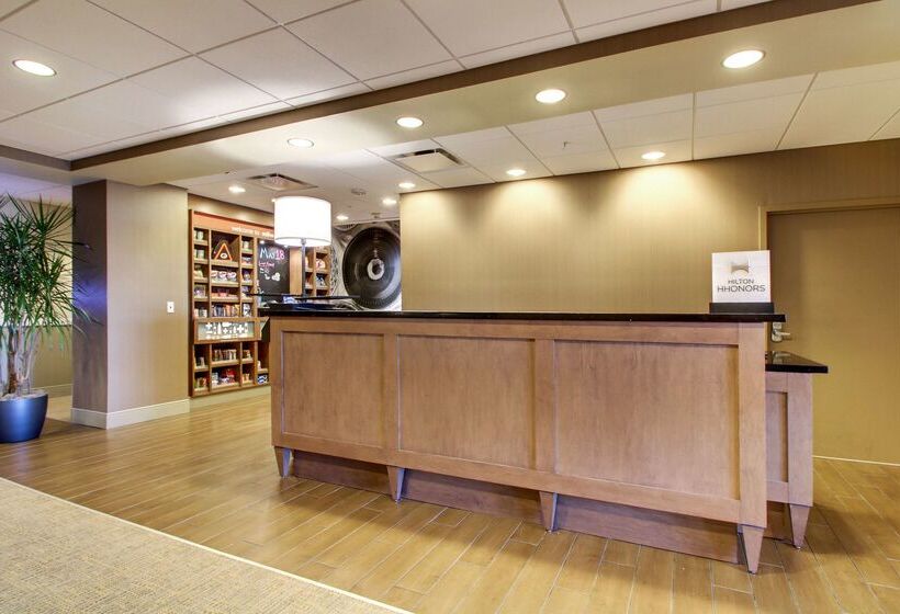 هتل Hampton Inn & Suites Milwaukee West