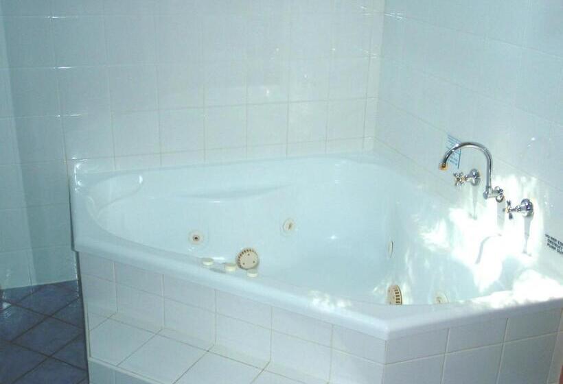 בית מלון כפרי Kendalls Beach Holiday Park