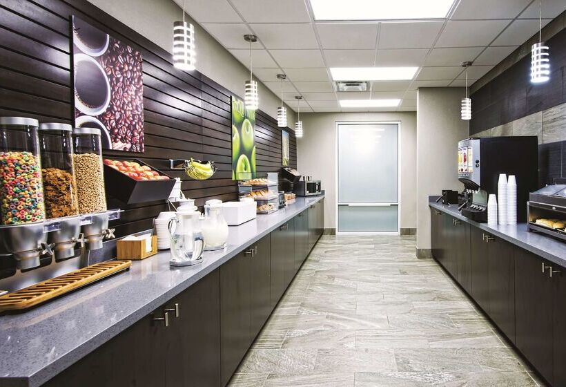 Отель La Quinta By Wyndham Victoria   South