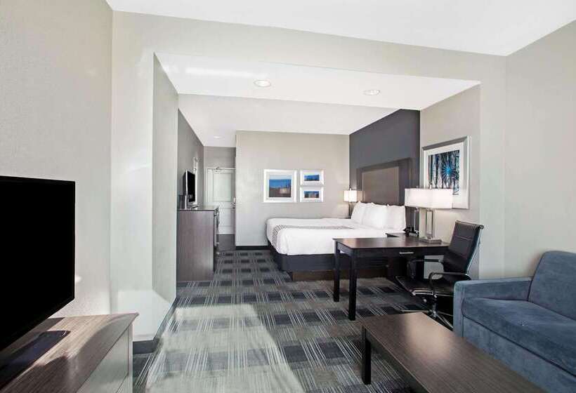 Отель La Quinta By Wyndham Victoria   South