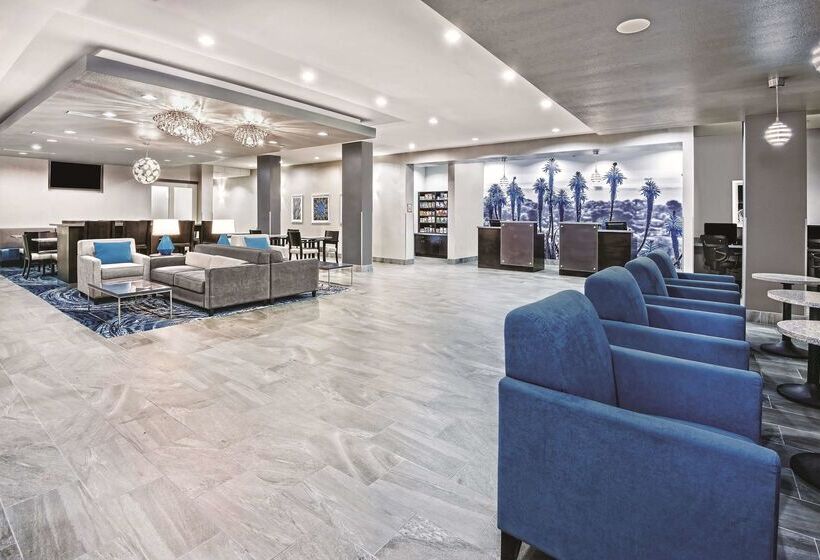 Отель La Quinta By Wyndham Victoria   South