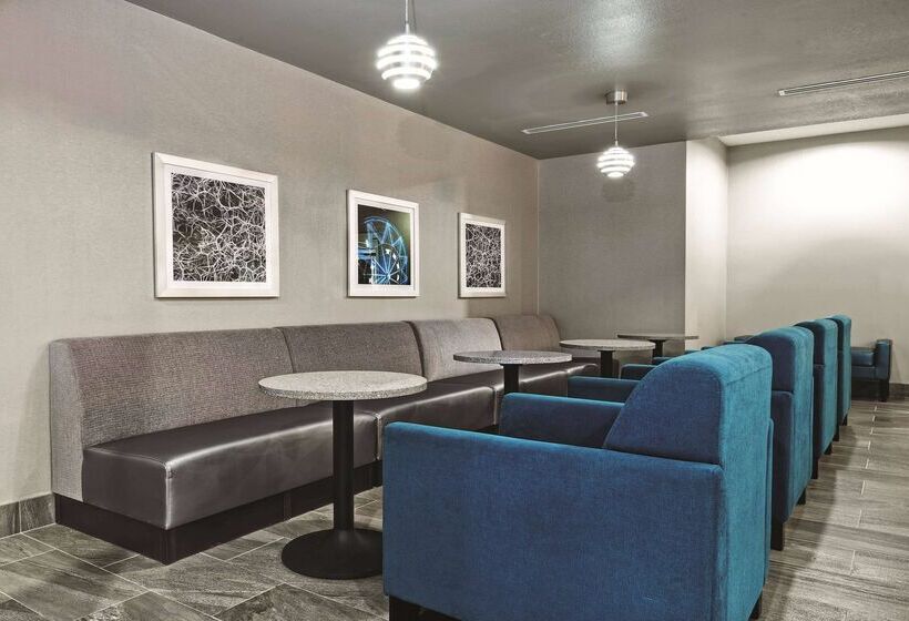 Отель La Quinta By Wyndham Victoria   South